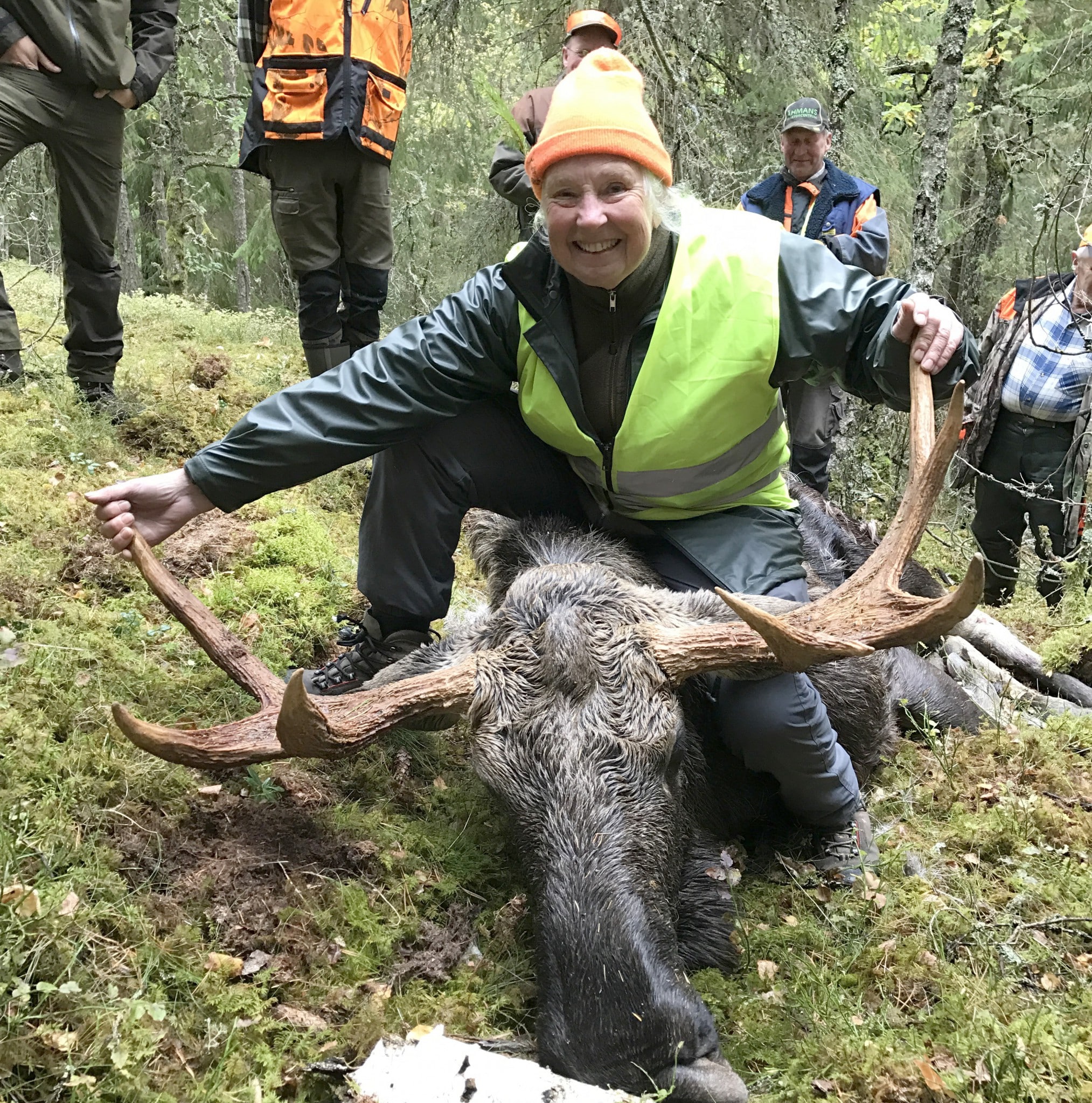 Hustrun Kerstins första älg. Foto: Per Sjöswärd