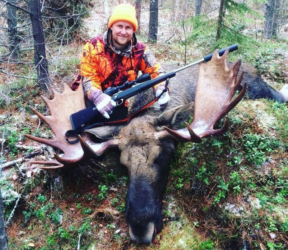 Henrik Petrusson med sin första fällda älg. Foto: Sara Eriksson