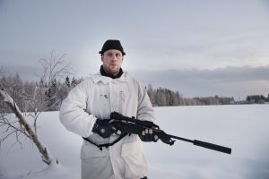 Daniel Cedering förbereder sig för älgjakten. Nu under julhelgerna öppnas möjligheterna att fortsätta älgjakten i ett område nordväst om Överkalix. Detta för att få bukt med de omfattande betesskador som vandringsälgarna orsakar. Foto: Lars-Henrik Andersson