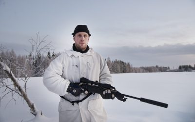 Daniel Cedering förbereder sig för älgjakten. Nu under julhelgerna öppnas möjligheterna att fortsätta älgjakten i ett område nordväst om Överkalix. Detta för att få bukt med de omfattande betesskador som vandringsälgarna orsakar. Foto: Lars-Henrik Andersson