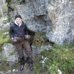 Johan Holmgren, 16 år, visar stolt upp de två fullpälsade mårdar han fångat under Gillerstenen. Foto: Bernt Karlsson