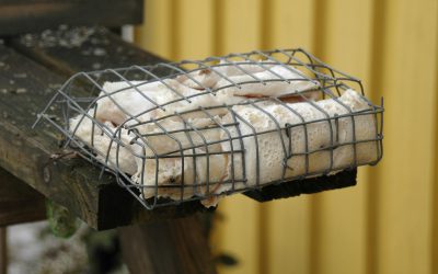 En korg av nät där man kan lägga fett. Ett komplement till fågelbordets frödiet. Foto: Torsten Mörner