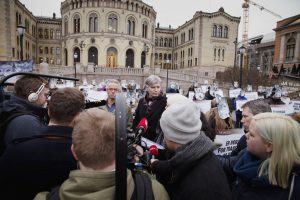 Ole Elvestuen utanför stortinget under en vargdemonstration.