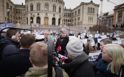 Ole Elvestuen utanför stortinget under en vargdemonstration.