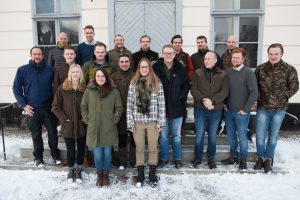 2018 års Viltmästare. Främre raden fr v: Emma Haddemo, Kristine Hansen och Caroline Seger. Mellersta raden fr v: Daniel Jansson, Arvid Norström, Glenn Åkervik, Jacob Nilsson, Jonatan Henricson, Lars Westman, Sebastian Sandberg och Anton Johansson. Bakre raden fr v: Kenneth Schulze, Henrik Gustafsson, Jan-Erik Dalmo, Erik Weiborg, Felix Warn, Anton Jönsson och Jonas Karlsson. Saknas på bilden gör Josefine Jerlström och Linus Henriksson. Foto: Anders Broby