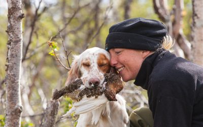 Kvinnorna ökar i jaktlagen. Trots att antalet jaktkortslösare totalt sett minskar fortsätter antalet kvinnliga jaktkortslösaere att öka. Foto: Kjell-Erik Moseid