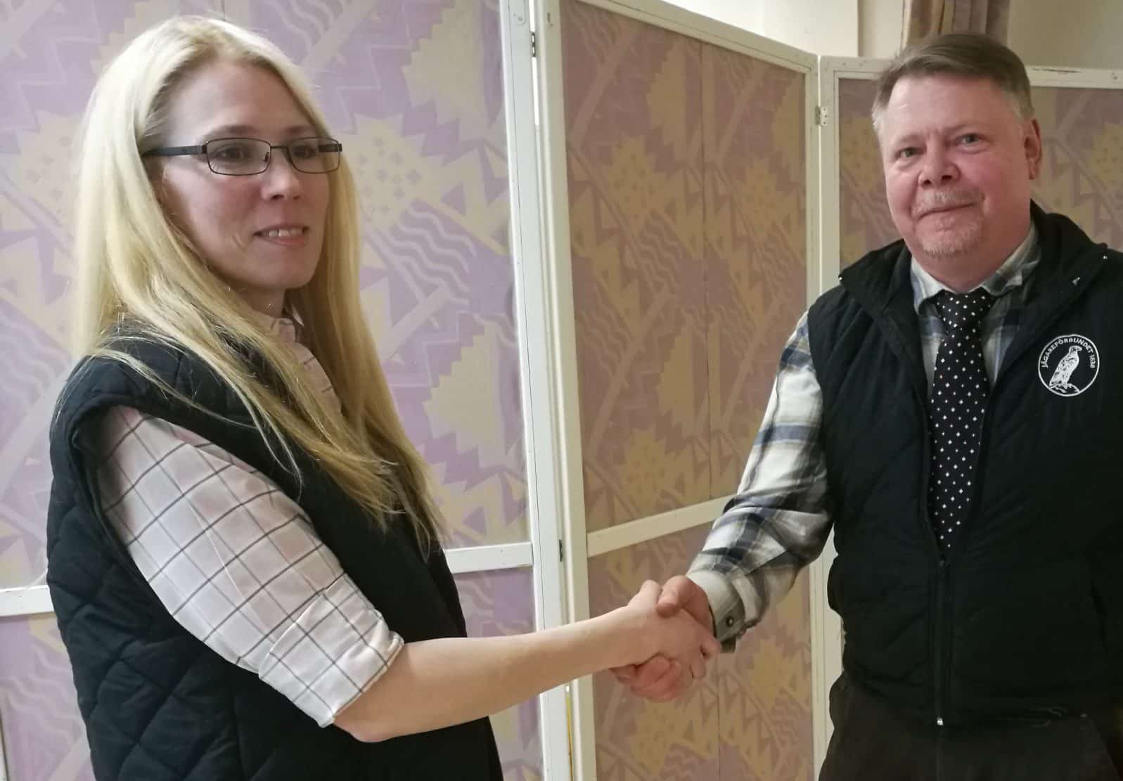 Linda Mattisson Olsson tar över ordförandeklubban efter Peter Nilsson. Foto: Privat