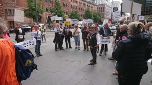 Efter ett flertal vargattacker mot fårgårdar anordnade Svenska Fåravelsförbundet på torsdagen en manifestation mot den bristande rovdjurspolitiken. Foto: Anders Lindell