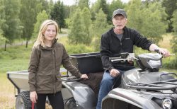 Emma Rolandsdotter och Roland Claesson vill kunna jaga tillsammans som vilken jagande familj som helst. De välkomnar regeringens beslut att underlätta för funktionshindrade jägare, men det är bara ett steg på vägen, anser de.