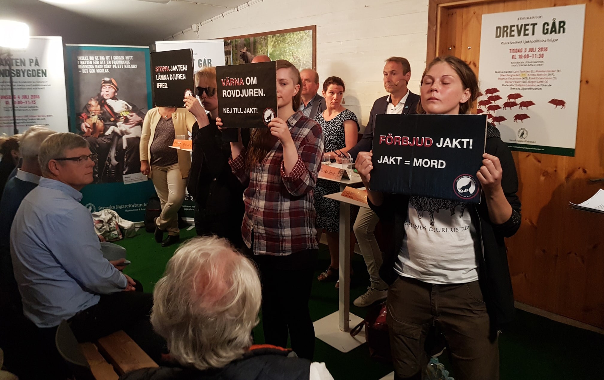 Här stör aktivister Jägareförbundets direktsända politikerutfrågning i Almedalen. Foto: Privat
