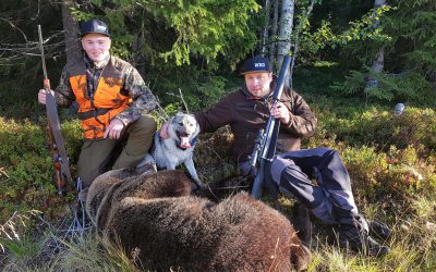 Skyttar Fredrik Ottosson Flykälen och 16-årige Lucas Strömberg Yxskaftkälen vilka inte gjorde något misstag när björnen kom på endast 20 meter. En hane på 125 kilo. Foto: Privat
