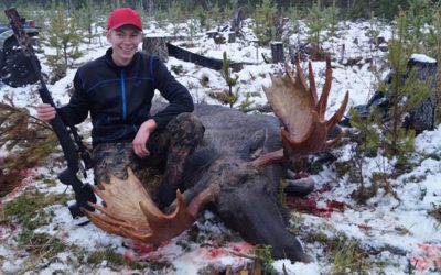 Albin Björnudd med guldtjuren han fällde förra jaktäsongen. Foto: Privat