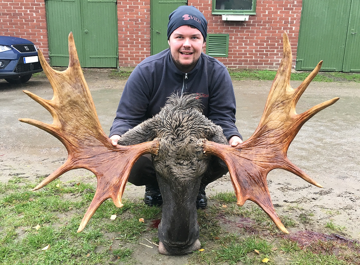 Johan Fredriksson med sin första fällda älgtjur. Foto: Privat
