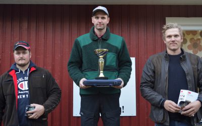 Det var i öppenklassen de högsta poängen sköts på finalen med följande medaljörer. Från vänster silvermedaljör Daniel Kling, guldmedaljör och även tävlingens bäste skytt Johan Jansson samt bronsmedaljör David Skagerlind. Foto: Lars Björk