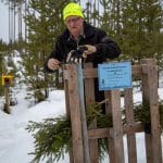 Naturbevakare Sone Persson vid en av länsstyrelsens viltkameror.
