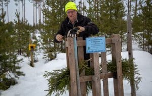 Naturbevakare Sone Persson vid en av länsstyrelsens viltkameror.