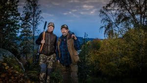 Evelina Åslund Bäck och Peter Ekeström är programledare i SVT-serien Jaktliv. Foto: SVT