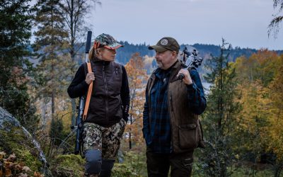 Programledare är Evelina Åslund Bäck och Peter Ekeström. Foto: SVT