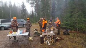 En brasa var igång för kaffedrickande och korvgrillning. Foto: Ingemar Carlsson