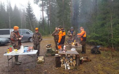 En brasa var igång för kaffedrickande och korvgrillning. Foto: Ingemar Carlsson