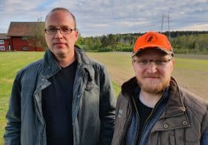 Lantbrukaren Hans Andersson (till vänster) och Jägareförbundets Samuel Svanberg sammanfördes av Vildsvinshjälpen. Foto: Göran Eriksson