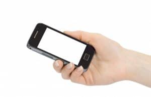En motion till Jägareförbundets årsstämma handlar om att i framtiden göra det möjligt visa både vapenlicens och statligt jaktkort via en app i mobiltelefonen. Foto: Vitaliy Pakhnyushchyy / Mostphotos