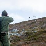 Jägareförbundet överklagar länsstyrelsens beslut att avlysa småviltjakt på statens marker på grund av renskötselskäl.