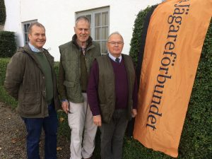 Lars Persson som är vice ordförande i Jägareförbundet Skåne med författarna Carl von Essen och Poul-Erik Jensen på Bosjö kloster där deras gemensamma projekt boken Fältvilt presenterades på onsdagen.