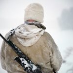 En man som misstänks för grov olaga jakt på varg får behålla sina vapen, efter att kammarrätten bedömt bevisningen mot honom.