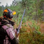 En jägare som vistas på fel plats med ett blyhagelskott i fickan gör sig skyldig till brott, enligt EU-kommissionens förslag till blyhagelförbud. Nu uppmanas politikerna i EU att låta sina jurister går igenom förslaget.
