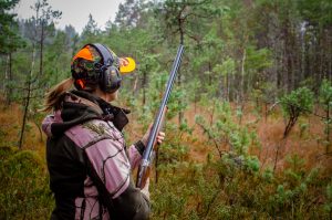 En jägare som vistas på fel plats med ett blyhagelskott i fickan gör sig skyldig till brott, enligt EU-kommissionens förslag till blyhagelförbud. Nu uppmanas politikerna i EU att låta sina jurister går igenom förslaget.