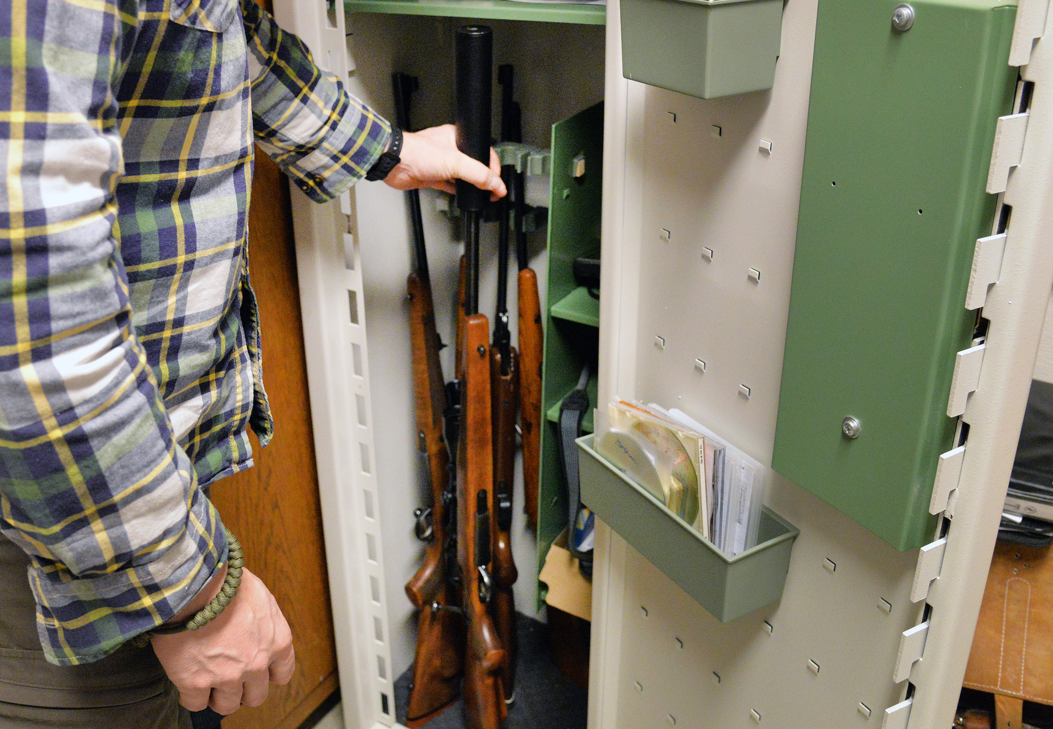 Lagen reglerar att vapen är inlåsta i godkänt säkerhetsskåp när de inte används. Var skåpet är placerat har ingen betydelse i sammanhanget, anser Jägareförbundet som kräver ändring.