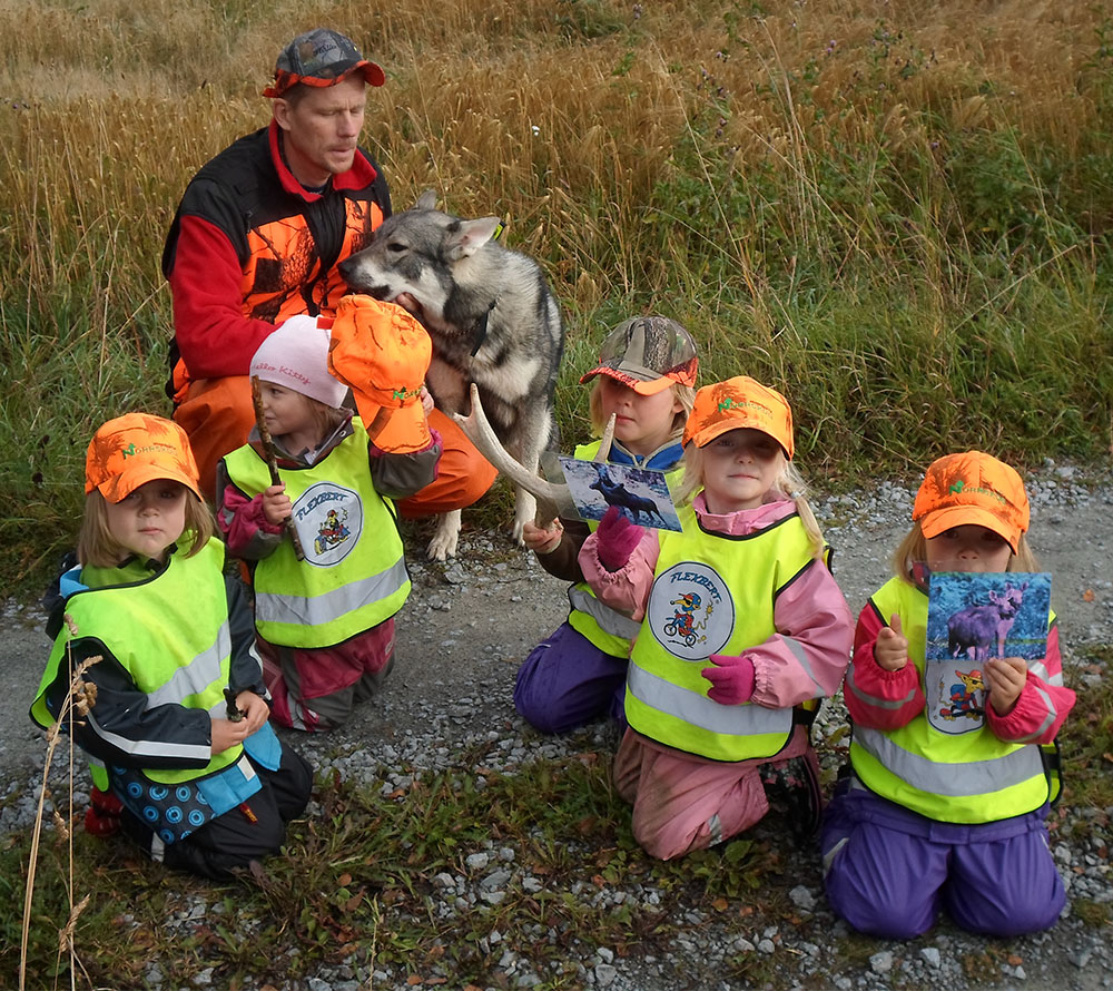 Älghunden Rasken gjorde ett bra jobb under Ö-barnas årliga älgjakt och alla barn fick skjuta en älg. Här visar barnen stolt upp två av de fällda djuren. Foto: Erik Magnusson