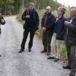 Rätt plats, fel dag. Där Viltförvaltningsdelegationen gjorde sitt andra stopp under exkursionen passerade det nästa dag en ko med två kalvar. Jaktvårdskonsulent Elias Turesson talar om vikten av foderskapande åtgärder. Lyssnar gör Jonas Bergqvist och Bo Thulin, Skogsstyrelsen, landshövding Minoo Akhtarzand och Fredrik Widemo, Jägareförbundet. Foto: Jan Henricson