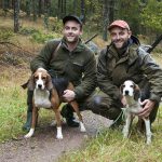 Tvillingarna Henes och Haris Cehajic tänker stövare, pratar stövare och jagar med sina stövare. För dem har valet av hund varit givet, ända sedan barndomen. Foto: Jan Henricson