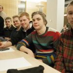 Svenska Jägareförbundets ordförande Björn Sprängare blev glatt överraskad av den ungdomliga touchen på första raden av kronobergsjägare. ”Ni är jaktens framtid och det är viktigt för mig att veta vad ni tycker”, sa han till Christoffer Thalin, Jens Hellström, Martin Hjelt, Hampus Andersson och, längst till höger, Adam Ashne. Samtliga läser jakt och viltvård på Ryssbygymnasiet. Foto: Jan Henricson