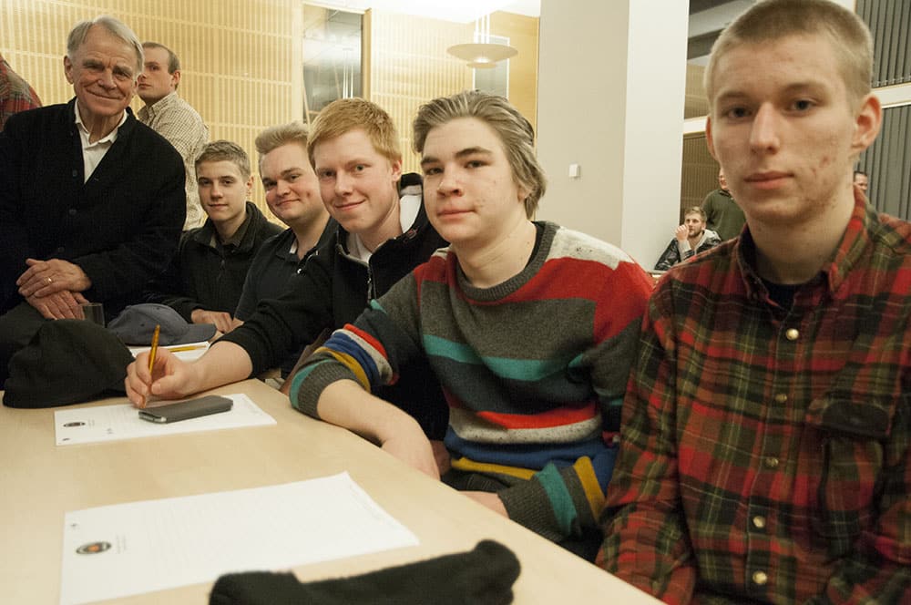 Svenska Jägareförbundets ordförande Björn Sprängare blev glatt överraskad av den ungdomliga touchen på första raden av kronobergsjägare. ”Ni är jaktens framtid och det är viktigt för mig att veta vad ni tycker”, sa han till Christoffer Thalin, Jens Hellström, Martin Hjelt, Hampus Andersson och, längst till höger, Adam Ashne. Samtliga läser jakt och viltvård på Ryssbygymnasiet. Foto: Jan Henricson