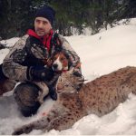 Stefan Lindström med unga finnstövaren Lynx samt helgens andra fällda lodjur. Foto: Markus Qvist