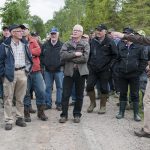 I Jägareförbundets allmänna uppdrag ingår bland annat att informera jägare och allmänhet om vilt och viltvård. Som här, när jaktvårdskonsulent Elias Turesson, längst till höger, pratar om vilt och skogsbruk under en skogskväll i Skillingaryd. Foto: Jan Henricson