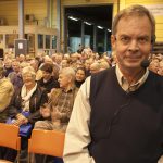 Karl Hedin, sågverksägare och vargdebattör, skräder inte orden. Naturvårdsverket och Naturskyddsföreningen bluffar med att vargen behövs för mångfalden, att den är utrotningshotad och att den är ofarlig, anser han. Bilden är från en föreläsning i Småland. Foto: Jan Henricson