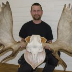 353,5 poäng mätte älgtrofén från Vilhelmina. Skytten Fredrik Hasselquist har fått sitt livs trofé. Foto: Magnus Rydholm