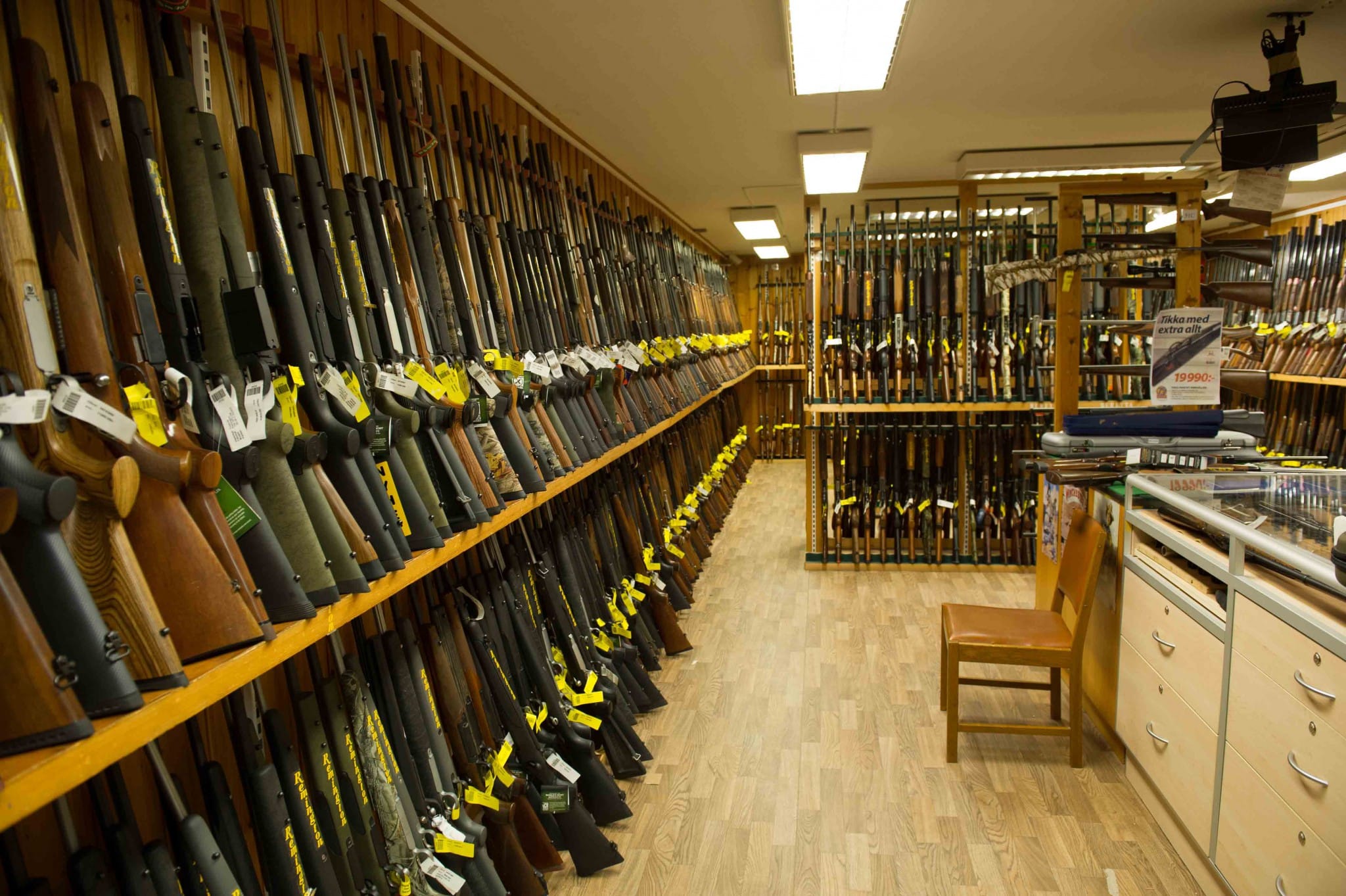 Jakthandeln drabbas hårt av de långa handläggningstiderna för vapenlicenser. När köparen inte får licens måste handlarna ligga på lager i outhämtade vapen för många miljoner kronor. Foto: Mattias Lilja