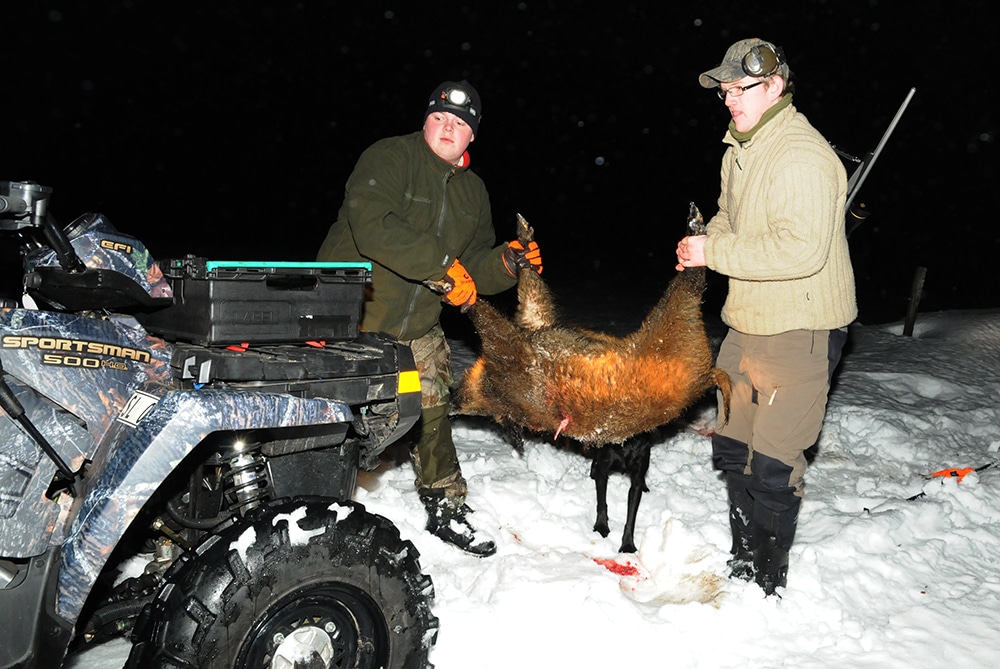 Två jägare, två licenser och ett vapen. Kan det vara något? Med sitt förslag vill Moderaterna underlätta för nya jägare och för sällanjägare. Foto: Jan Henricson