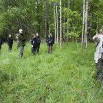 Jägareförbundets naturvårdsstrateg Fredrik Widemo informerar länsstyrelsepersonal om det välskötta skogsbrynets betydelse för den biologiska mångfalden. Ett uppdrag inom ett allmänt uppdrag. Foto: Jan Henricson