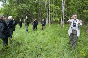 Jägareförbundets naturvårdsstrateg Fredrik Widemo informerar länsstyrelsepersonal om det välskötta skogsbrynets betydelse för den biologiska mångfalden. Ett uppdrag inom ett allmänt uppdrag. Foto: Jan Henricson