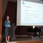 Naturvårdsverkets projektledare Helene Lindahl försöker förklara varför det var bra att flytta ett vargpar från Tornedalen till Tiveden vid ett stormöte utanför Karlsborg förra året. Foto: Jan Henricson