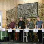 När älgjakten debatterades på jaktmässan i Korpilombolo i helgen hamnade fokus på Sveaskogs prissättning och betesskadorna. Från vänster: Patrik Boström, moderator för debatten, Robert Jonsson, SCA, Sven Kangas, Pajala allmänningsskog, Roger Lundqvist, jaktvårdskonsulent, Mikael Larsson, ordförande Överkalix jaktvårdskrets, och Marcus Jatko, Sveaskog. Foto: Lars-Henrik Andersson