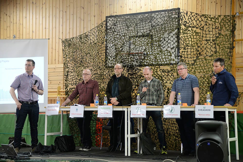 När älgjakten debatterades på jaktmässan i Korpilombolo i helgen hamnade fokus på Sveaskogs prissättning och betesskadorna. Från vänster: Patrik Boström, moderator för debatten, Robert Jonsson, SCA, Sven Kangas, Pajala allmänningsskog, Roger Lundqvist, jaktvårdskonsulent, Mikael Larsson, ordförande Överkalix jaktvårdskrets, och Marcus Jatko, Sveaskog. Foto: Lars-Henrik Andersson