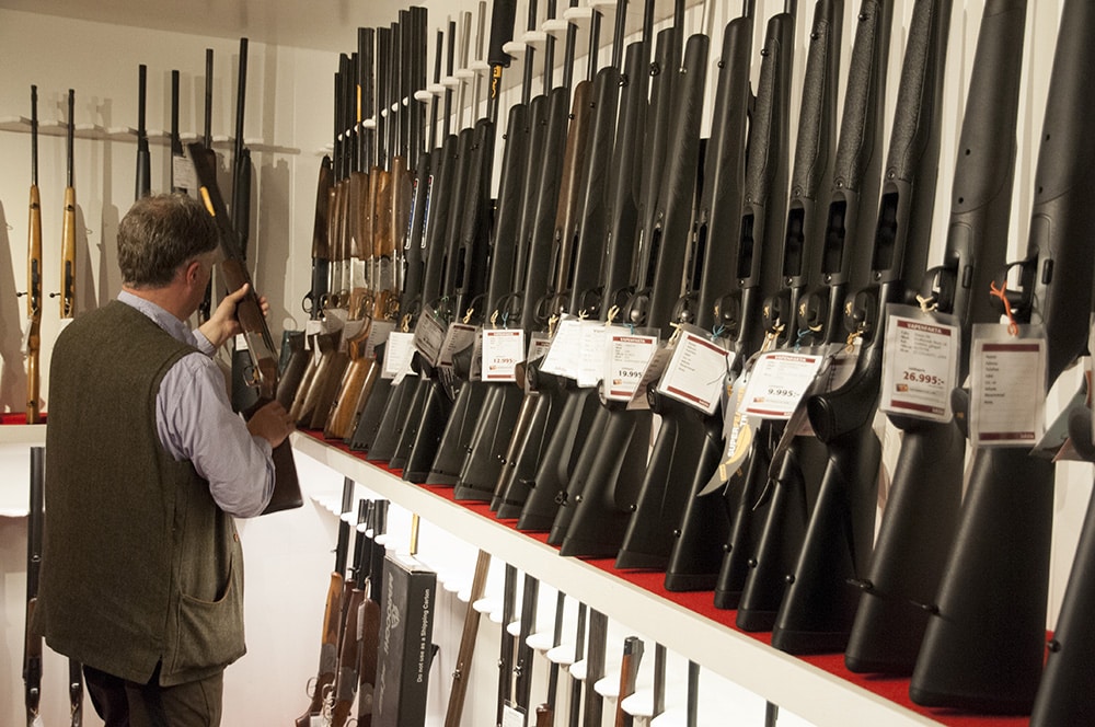En arbetsgrupp från moderaterna föreslår att särskilt auktoriserade vapenhandlare ska få möjlighet att utfärda licens när ett vapen byts mot ett annat i samma vapenklass. Foto: Jan Henricson