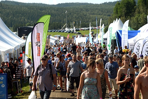 Folkligt, festligt, fullsatt och varmt. Tusentals besökare strömmade till Fäviken för den årliga jaktmässan. Foto: Lars-Henrik Andersson